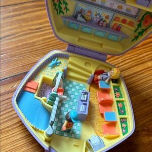 Polly Pocket Fast Food Restaurant set - 2 dolls